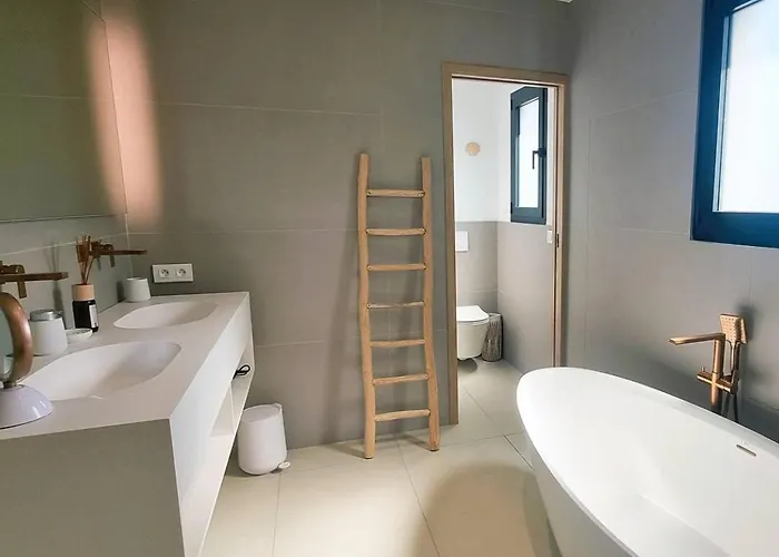 Juca, 10 Pers, Piscine Chauffee, 10 Minutes Cirendinu